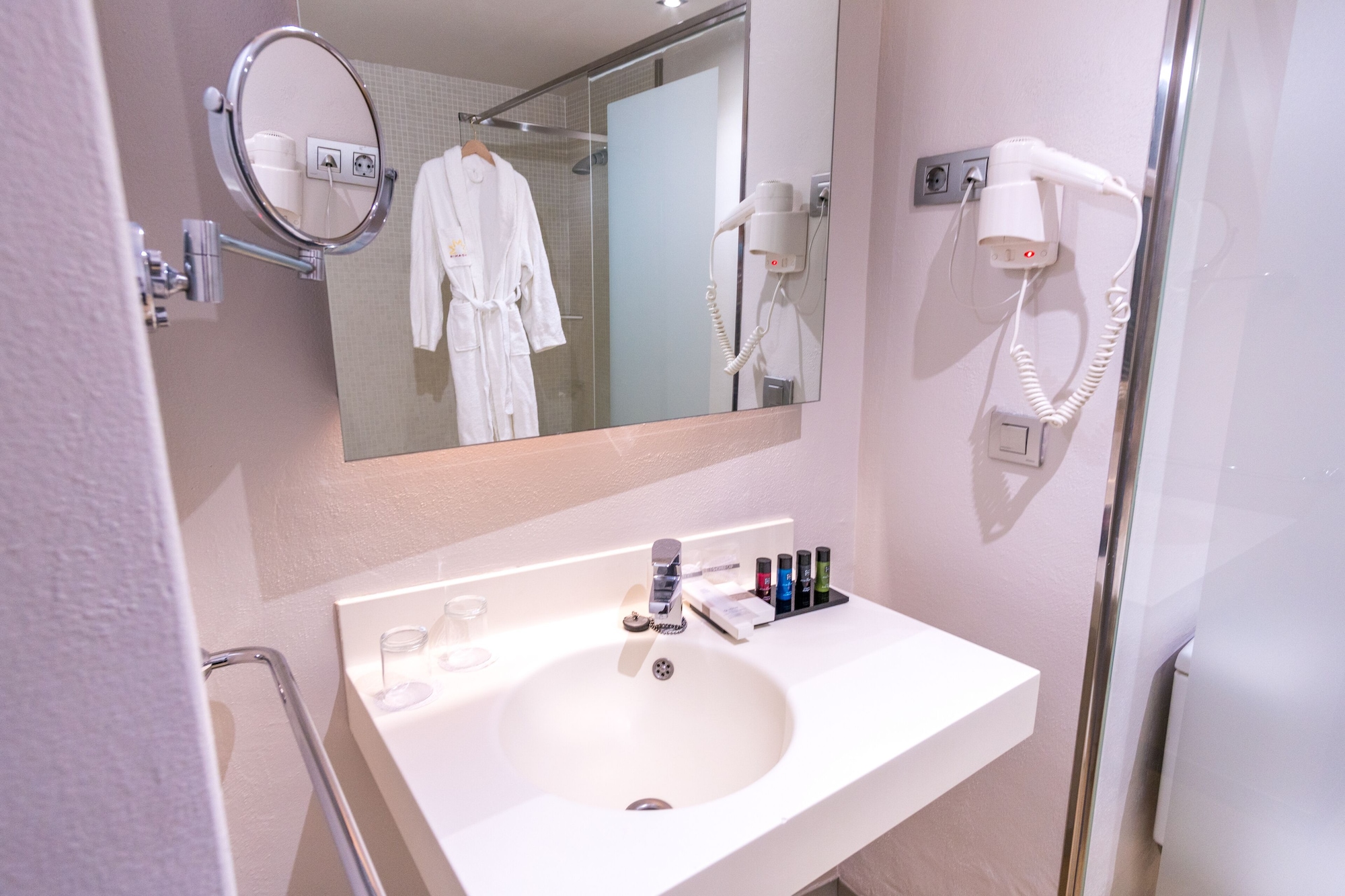 غرفة قياسية بسريرين منفصلين، Madanis Hotel 8/10