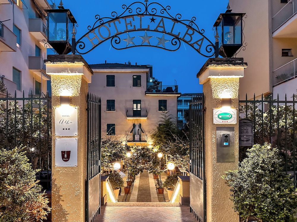 Alba Hotel 44/50