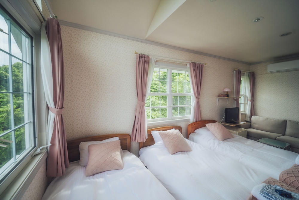 ECONOMY, TRIPLE, 3 BEDS, PARTIAL SEA VIEW