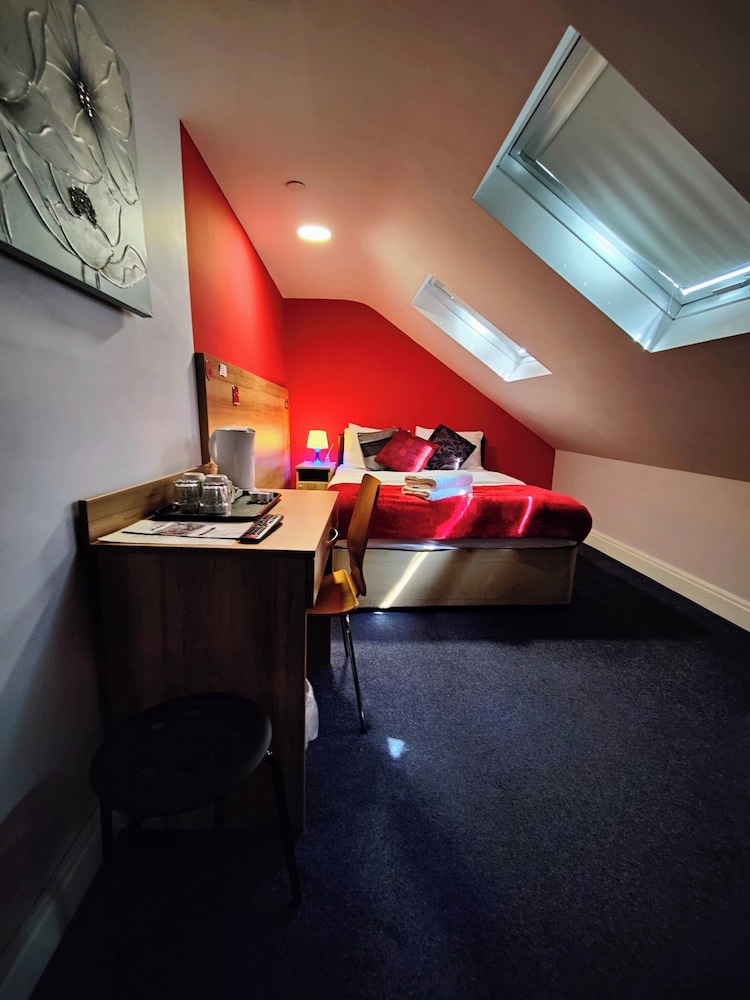 Wellesley Hotel 4/52
