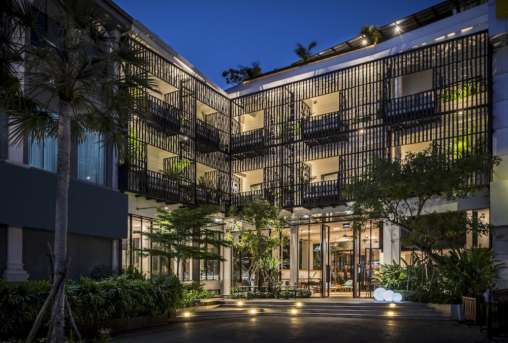 The Aviary Hotel 3/50