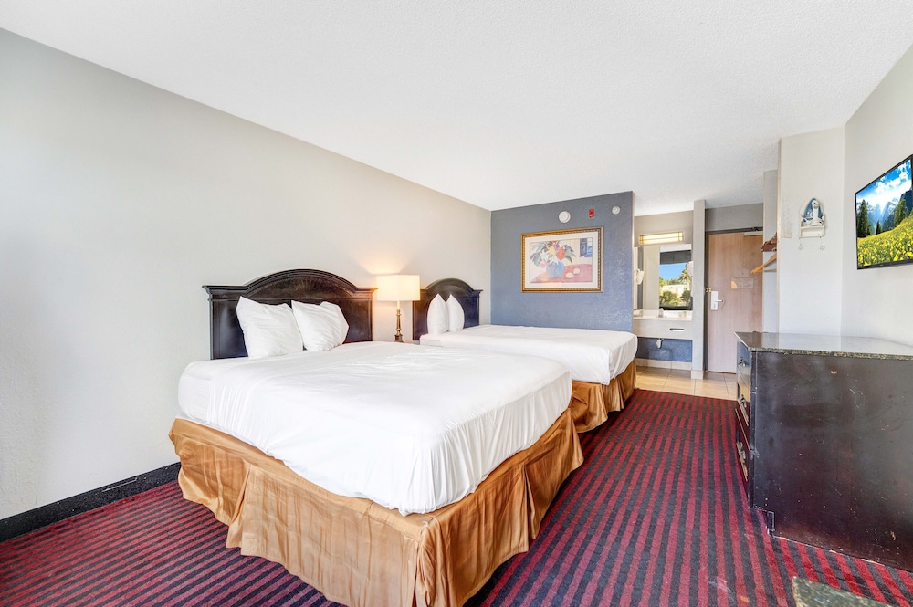 Super 8 by Wyndham Orlando Near Florida Mall 15/54