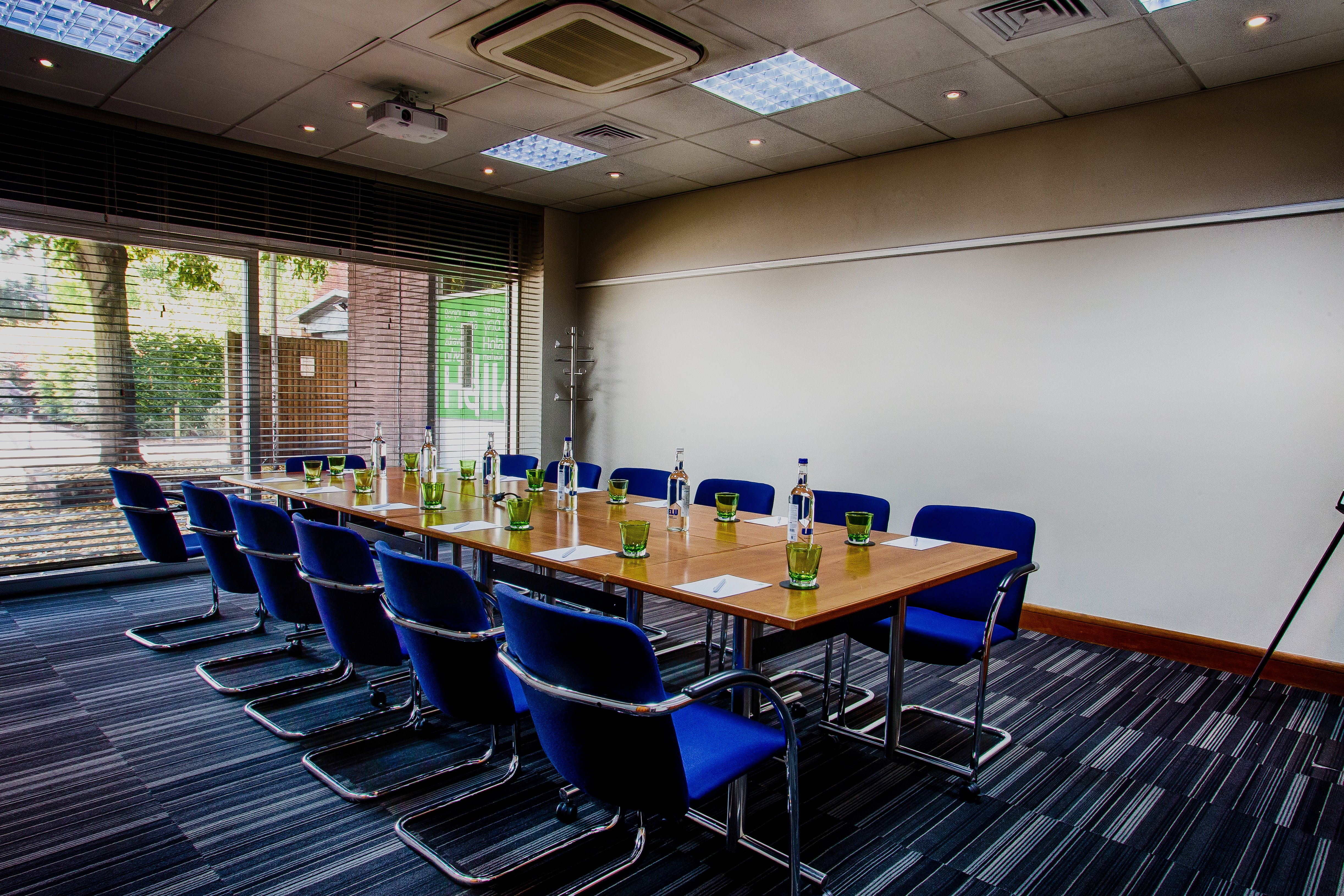 HOLIDAY INN LONDON HEATHROW M4J4 55/62
