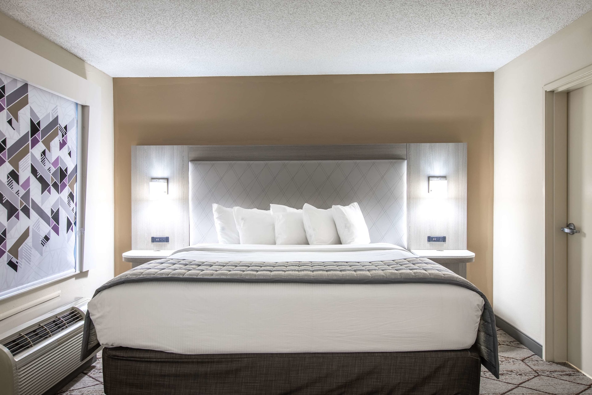 غرفة تنفيذية بسرير كينج، Wingate By Wyndham Charlotte Speedway Concord 2/5