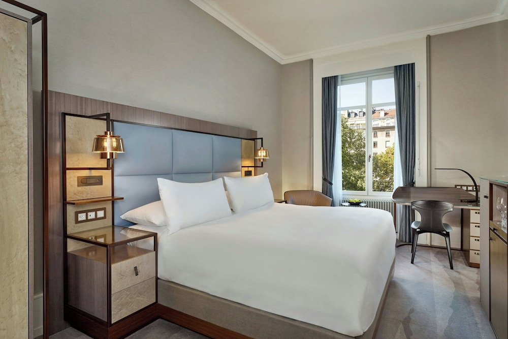 غرفة كلاسيكية بسرير كينج بإطلالة على الحديقة، THE RITZ-CARLTON HOTEL DE LA PAIX GENEVA 2/4