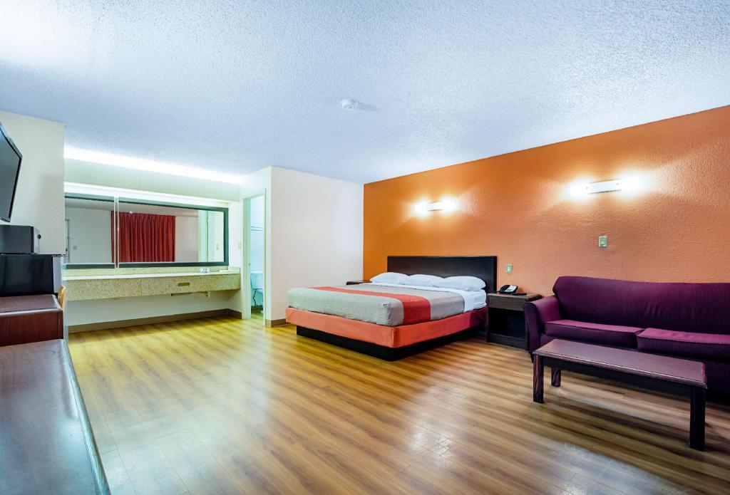 1 King Bed - Smoking, Micfridge, Sofa-Bed, Motel6 Covington, TN 7/10