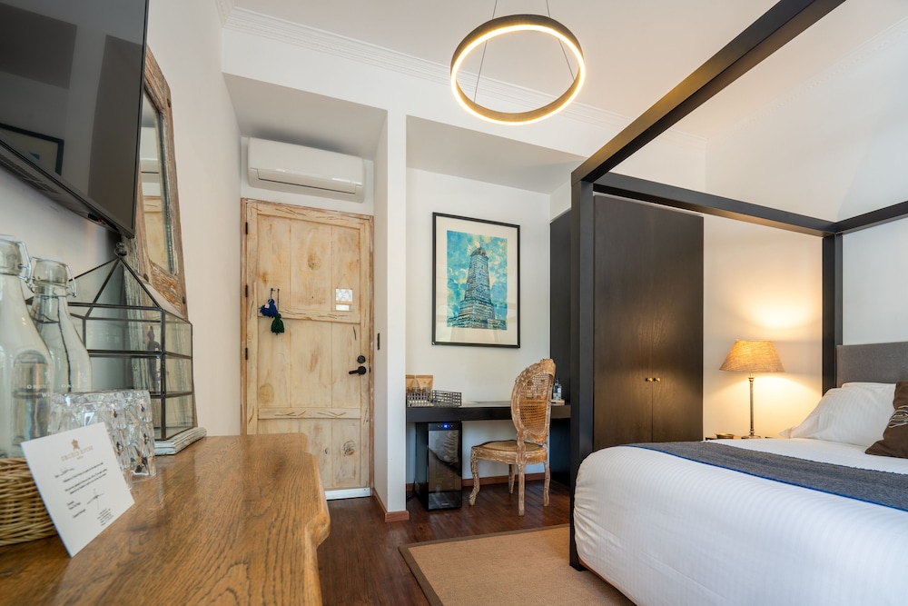 DELUXE, KING BED