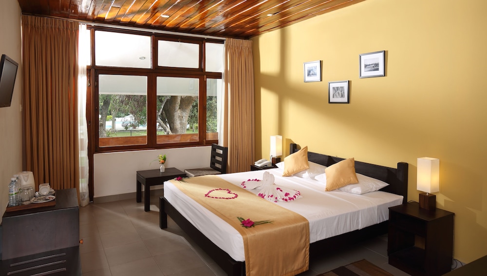 The Lakeside Hotel At Nuwarawewa 12/50