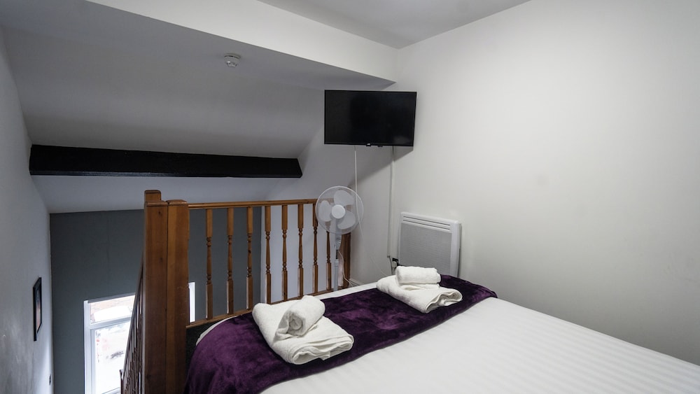 IBI Imperial Salford (ex Trivelles Hotel Manchester - Cross Lane) 13/62