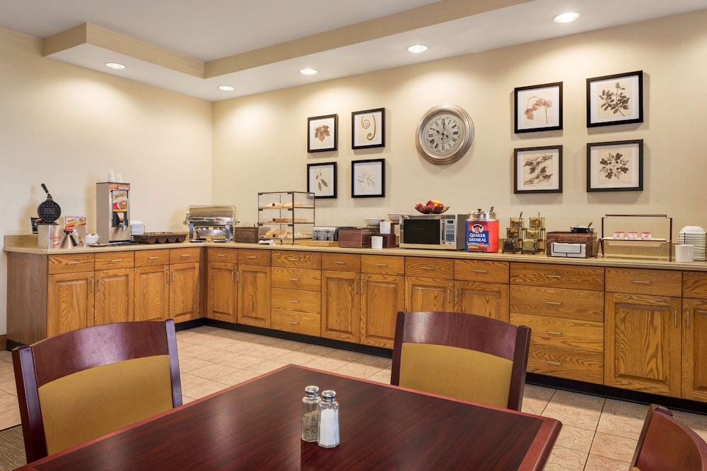 Country Inn & Suites by Radisson, Findlay, OH 14/19
