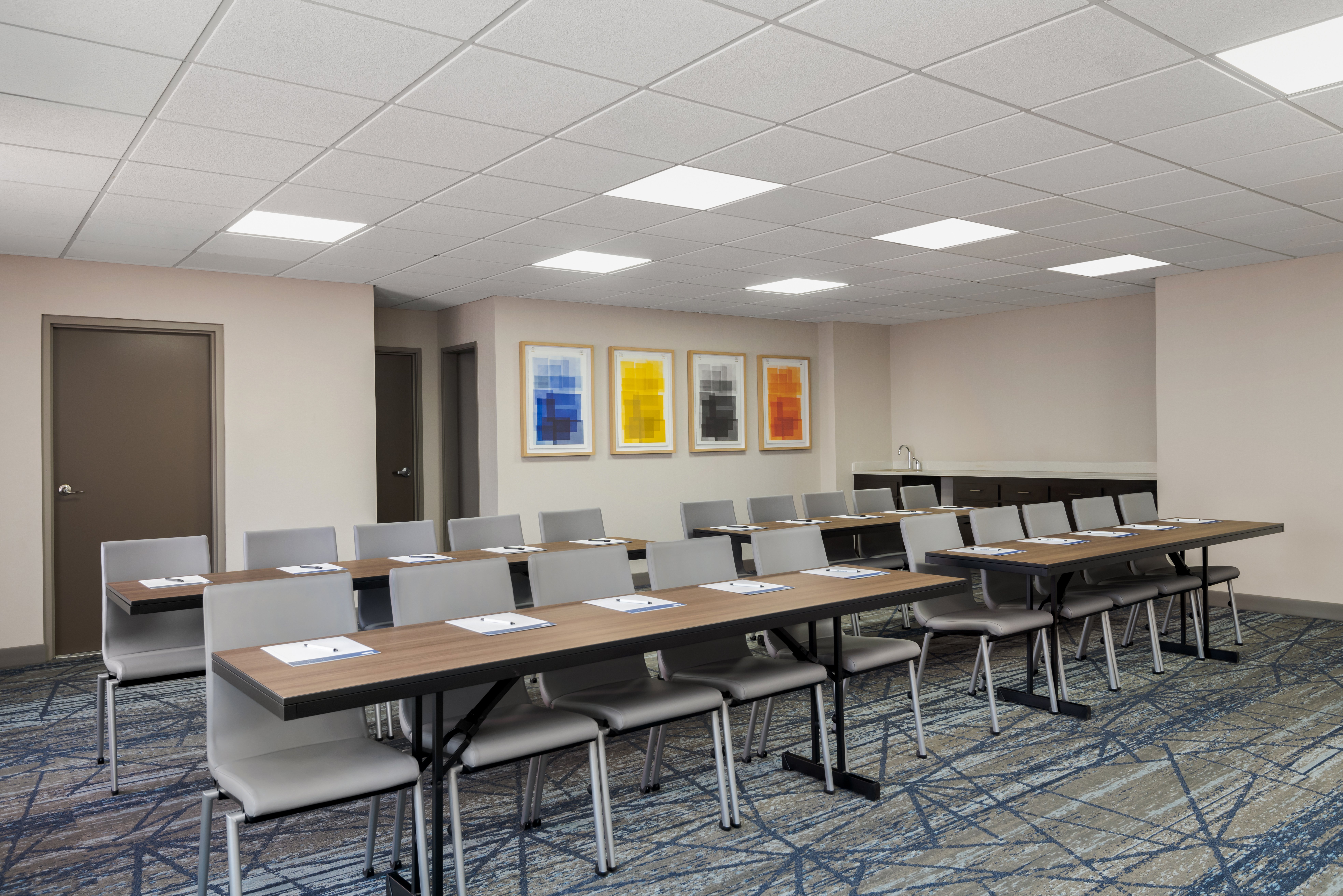Holiday Inn Express Hotel Suites Bentonville 60/68