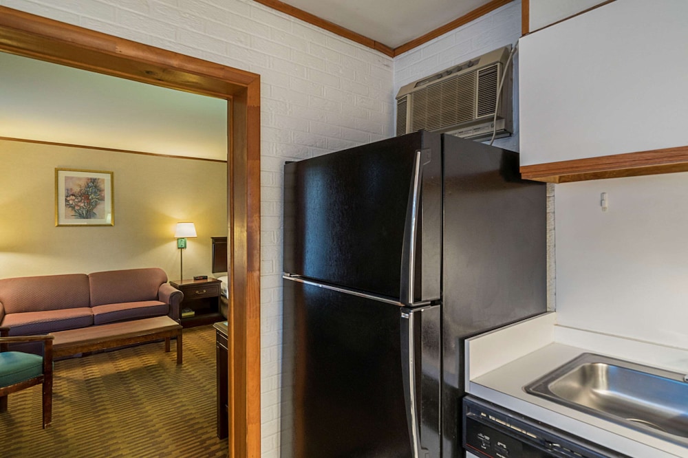Skyways Hotel New Castle, DE 18/27