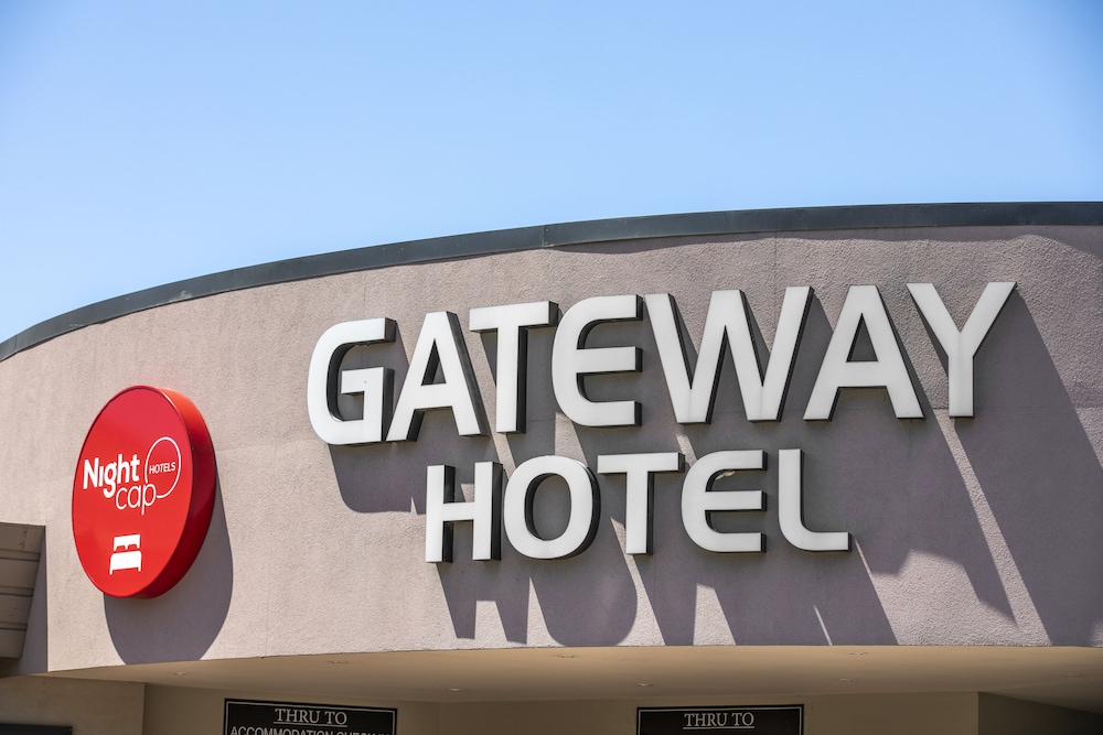 Nightcap at Gateway Hotel 1/36