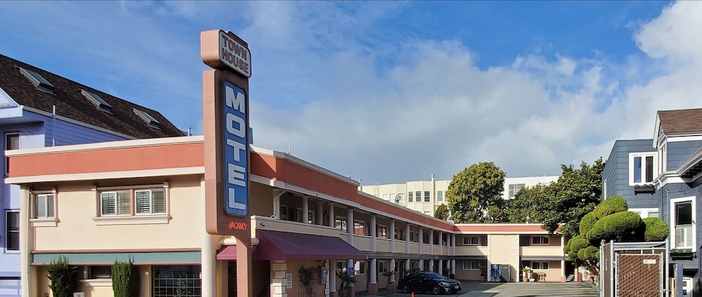 Town House Motel 3/46