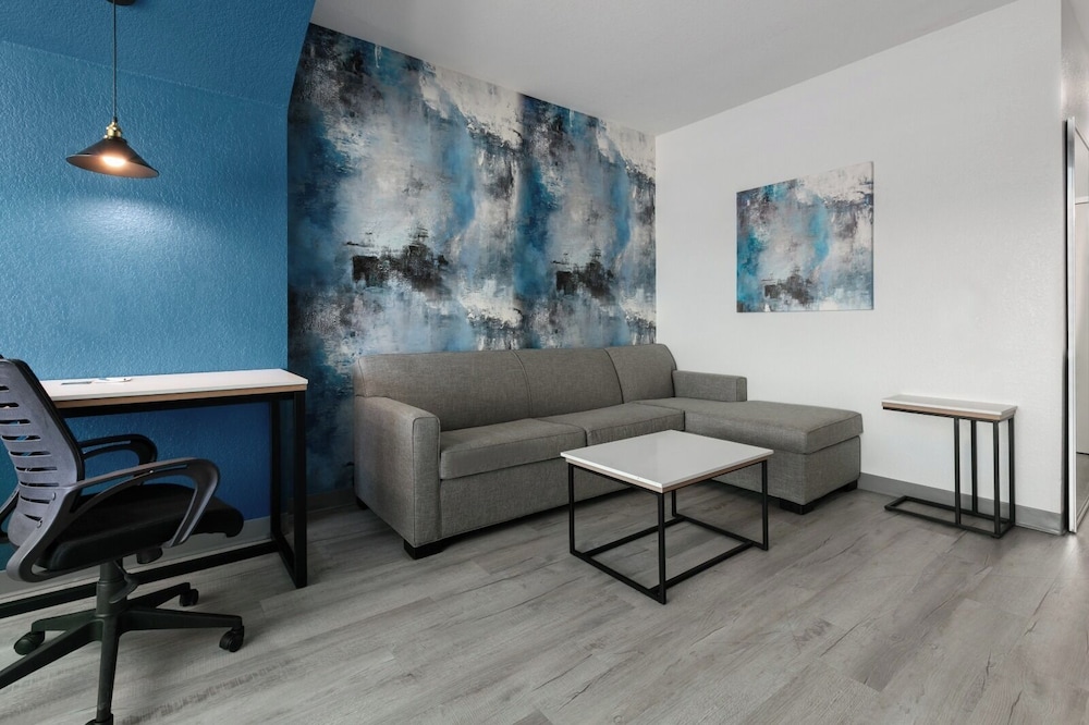 La Quinta Inn and Suites by Wyndham Ft. Worth - Burleson 40/53