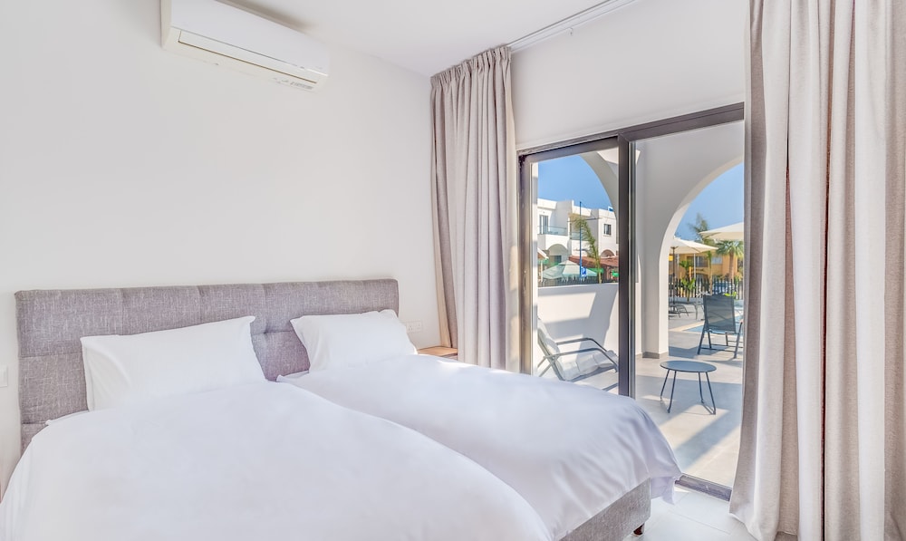 DELUXE, SUITE, POOL VIEW