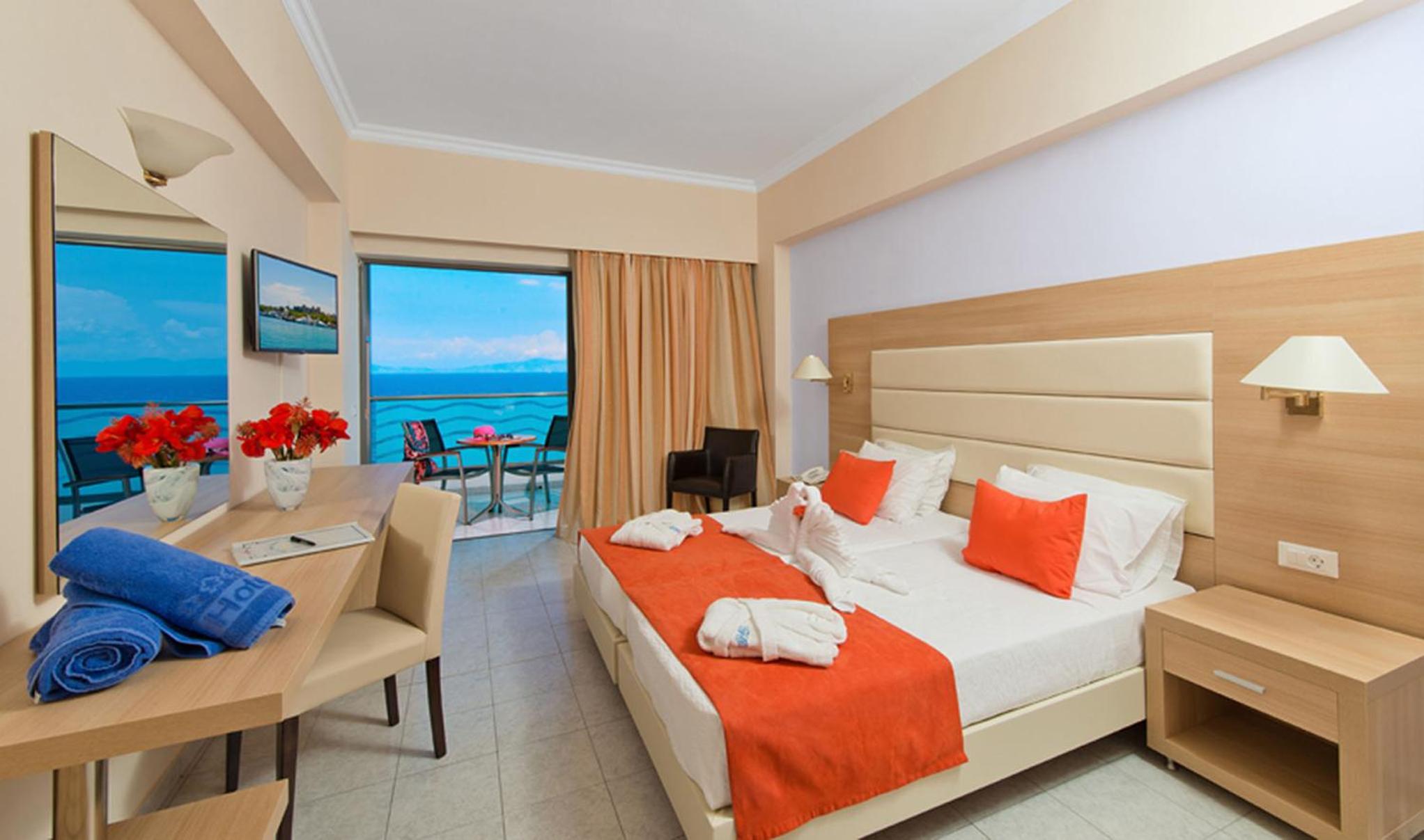 Room, Twin Beds, Pool View