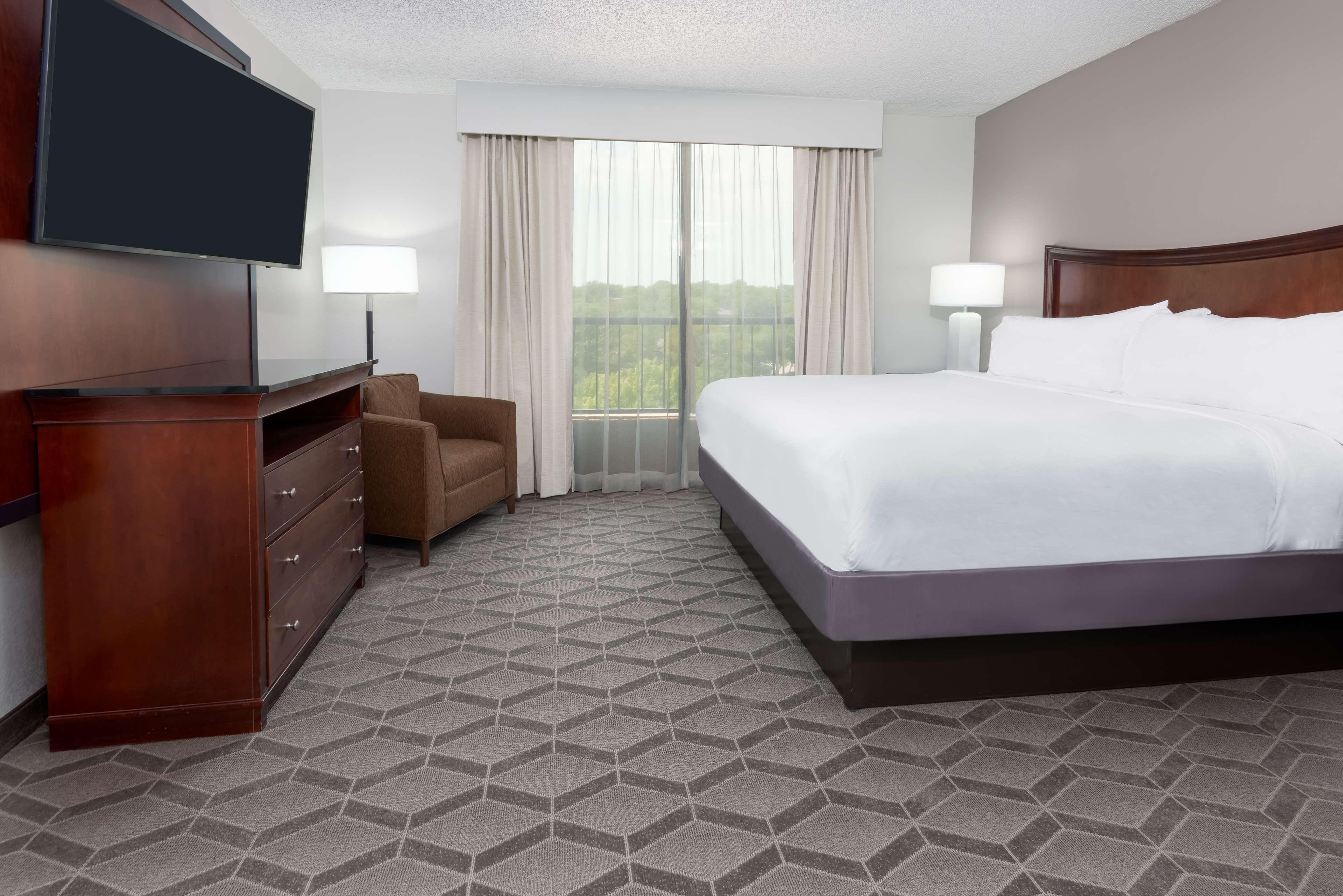 1 BEDROOM, KING BED, ACCESSIBLE