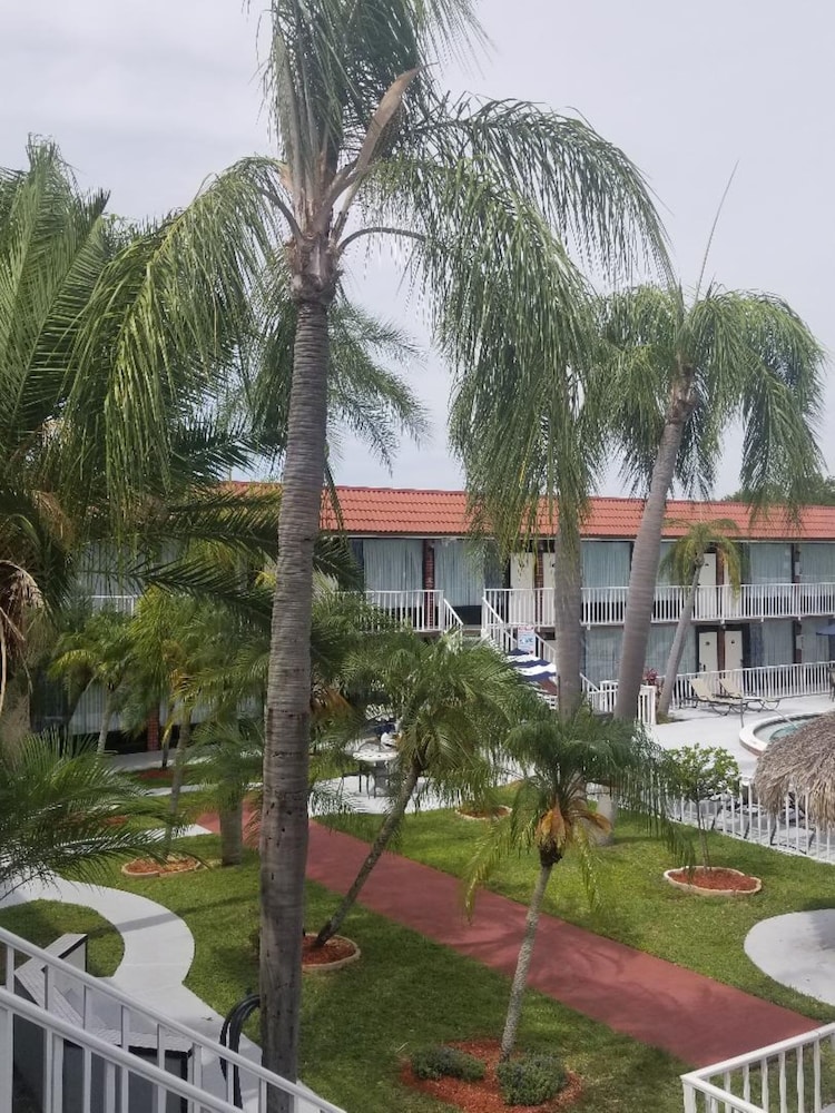 Days Inn by Wyndham Clearwater/Gulf to Bay 18/28