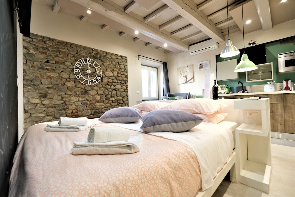 City, Apartment, Queen Bed