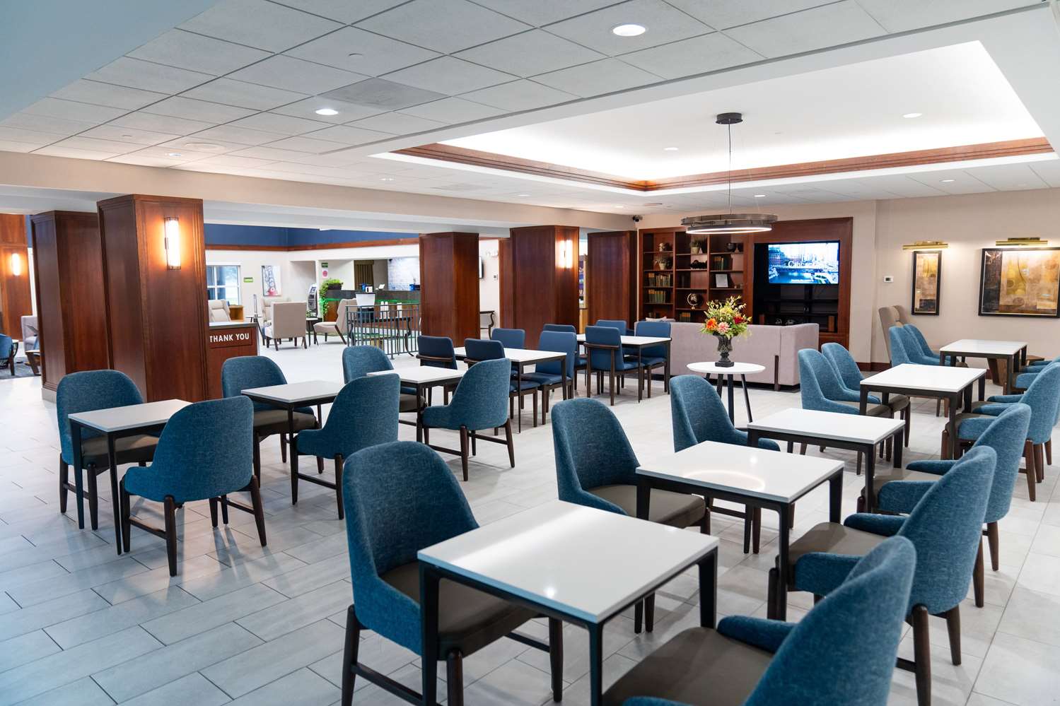 La Quinta Inn & Suites by Wyndham Bannockburn-Deerfield 32/56