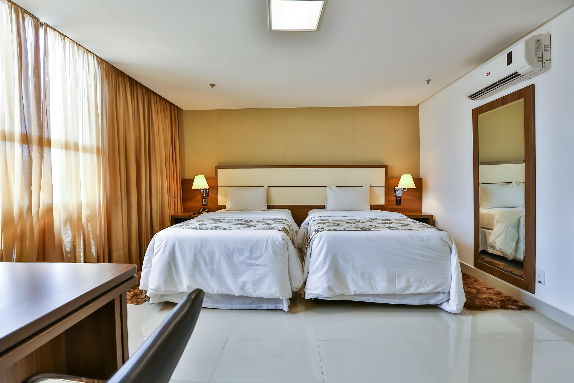 Deluxe, Twin Beds, Street View