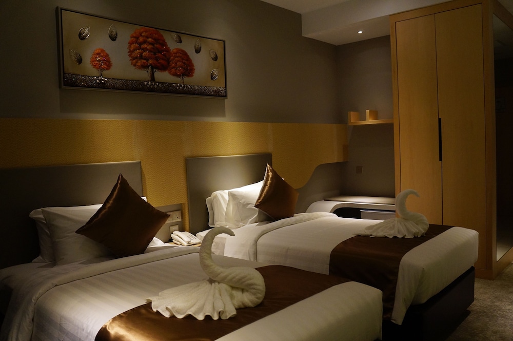 Deluxe, Twin Beds, Greens Hotel And Suites 3/6