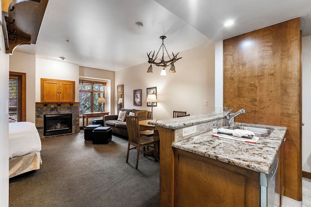 Sundial Lodge by All Seasons Resort Lodging 23/50