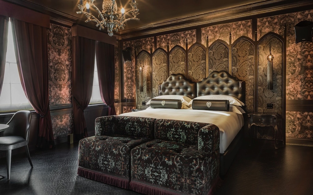 TOWN HOUSE, APARTMENT, KING BED