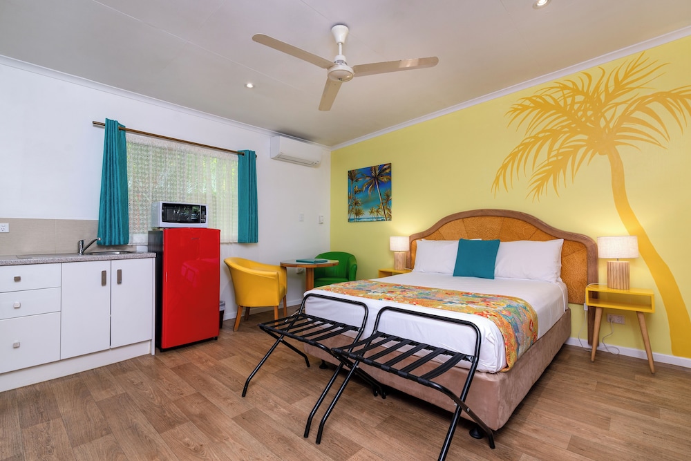 PORT DOUGLAS MOTEL 14/73