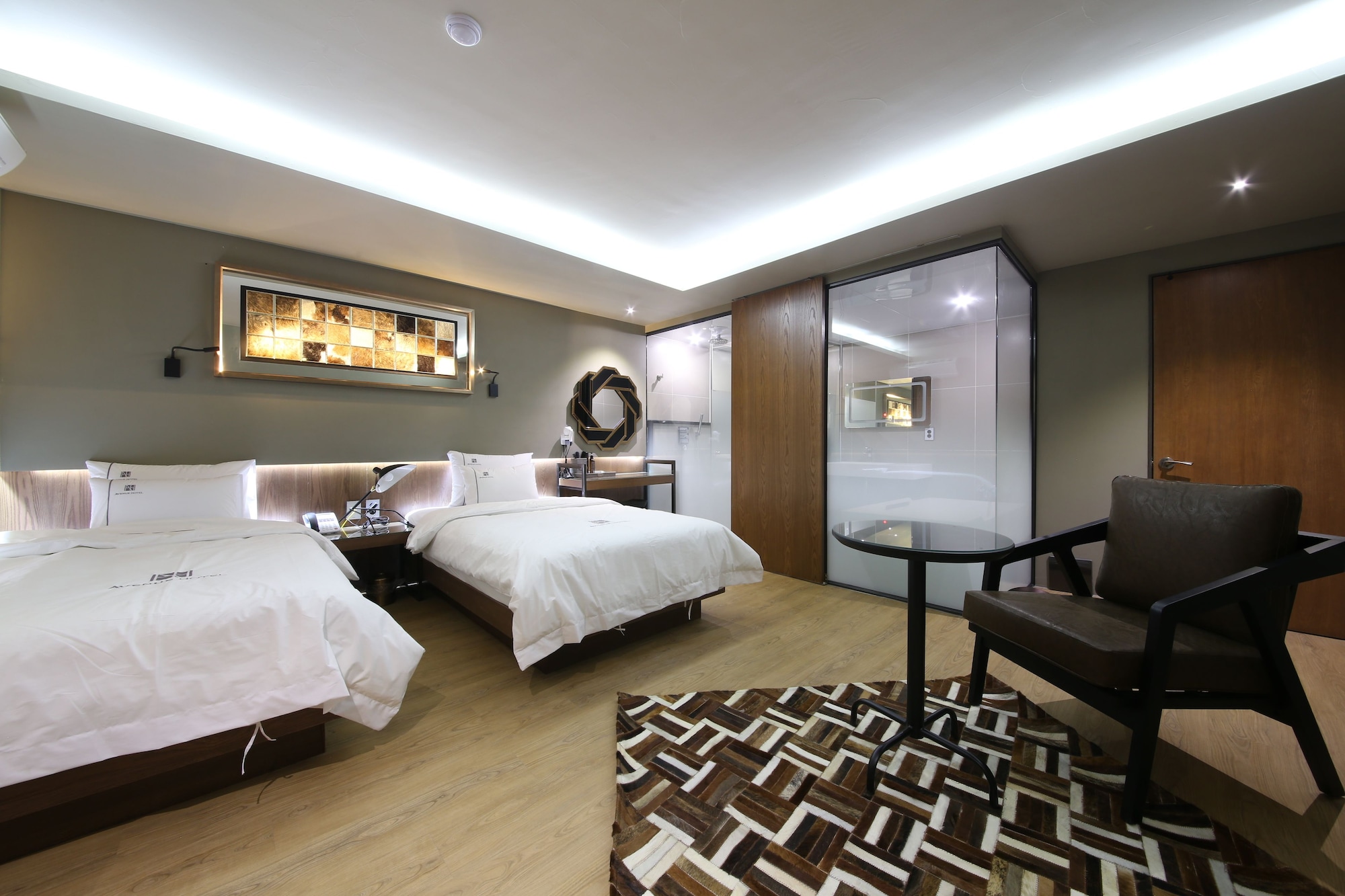 SUITE, 1 DOUBLE AND 1 SINGLE BED