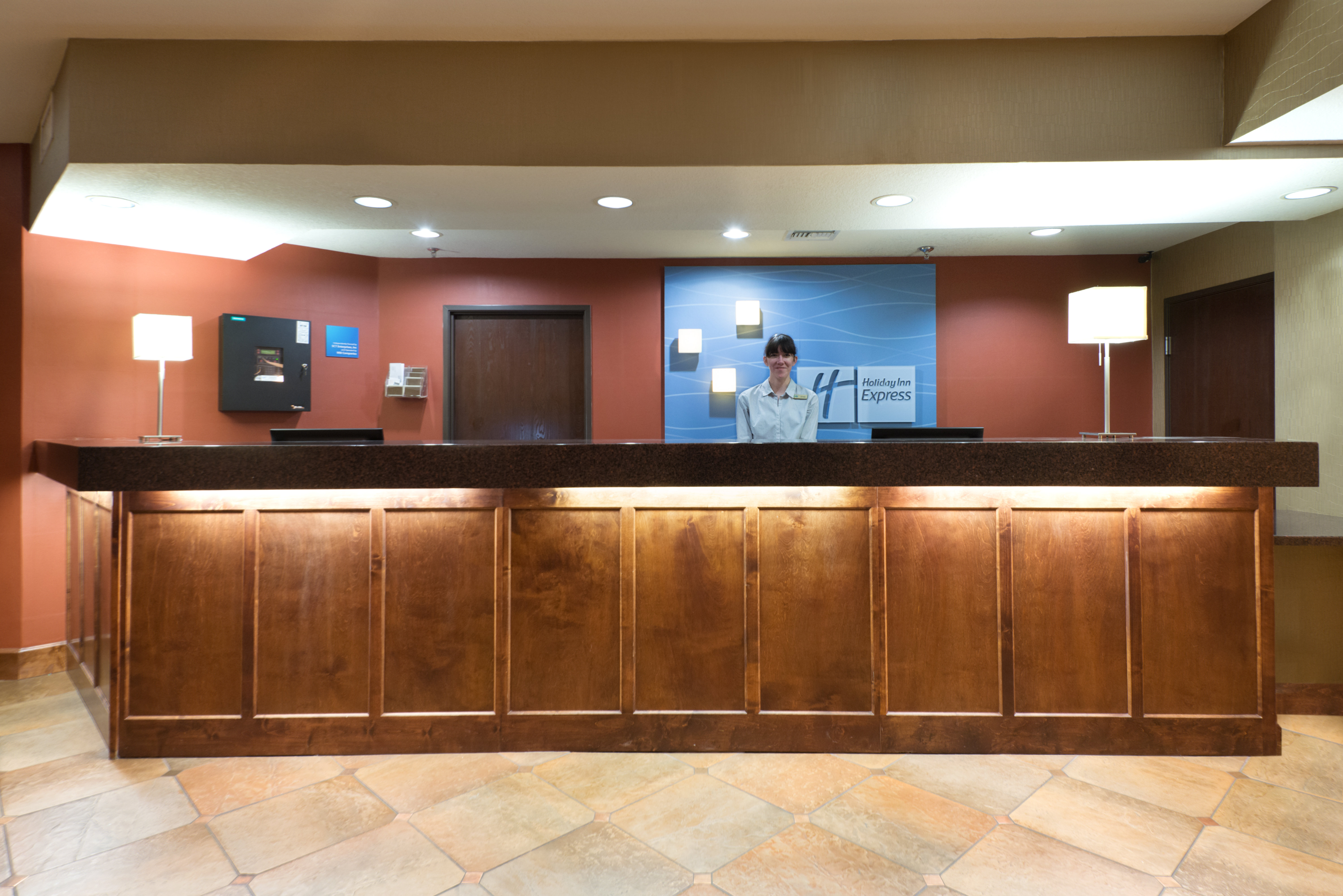 Holiday Inn Express Show Low 7/47