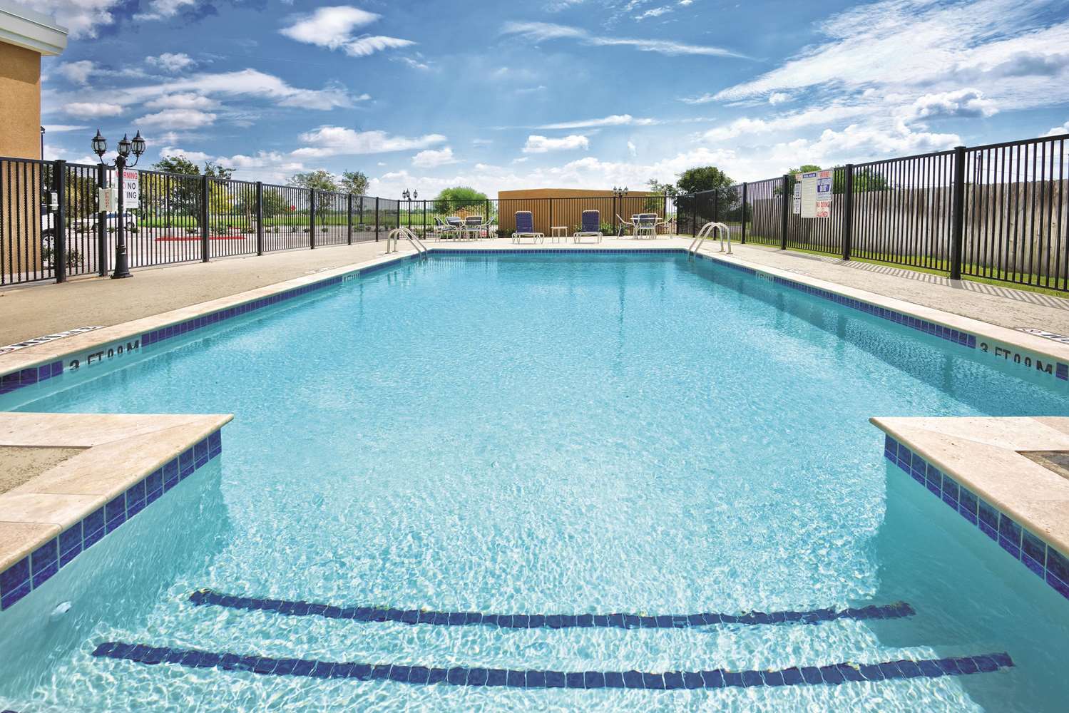 La Quinta Inn Suites By Wyndham Victoria South 32/55