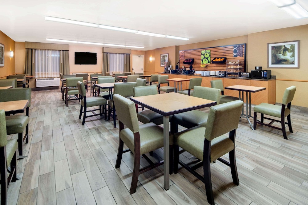La Quinta Inn & Suites by Wyndham Irvine Spectrum 41/49
