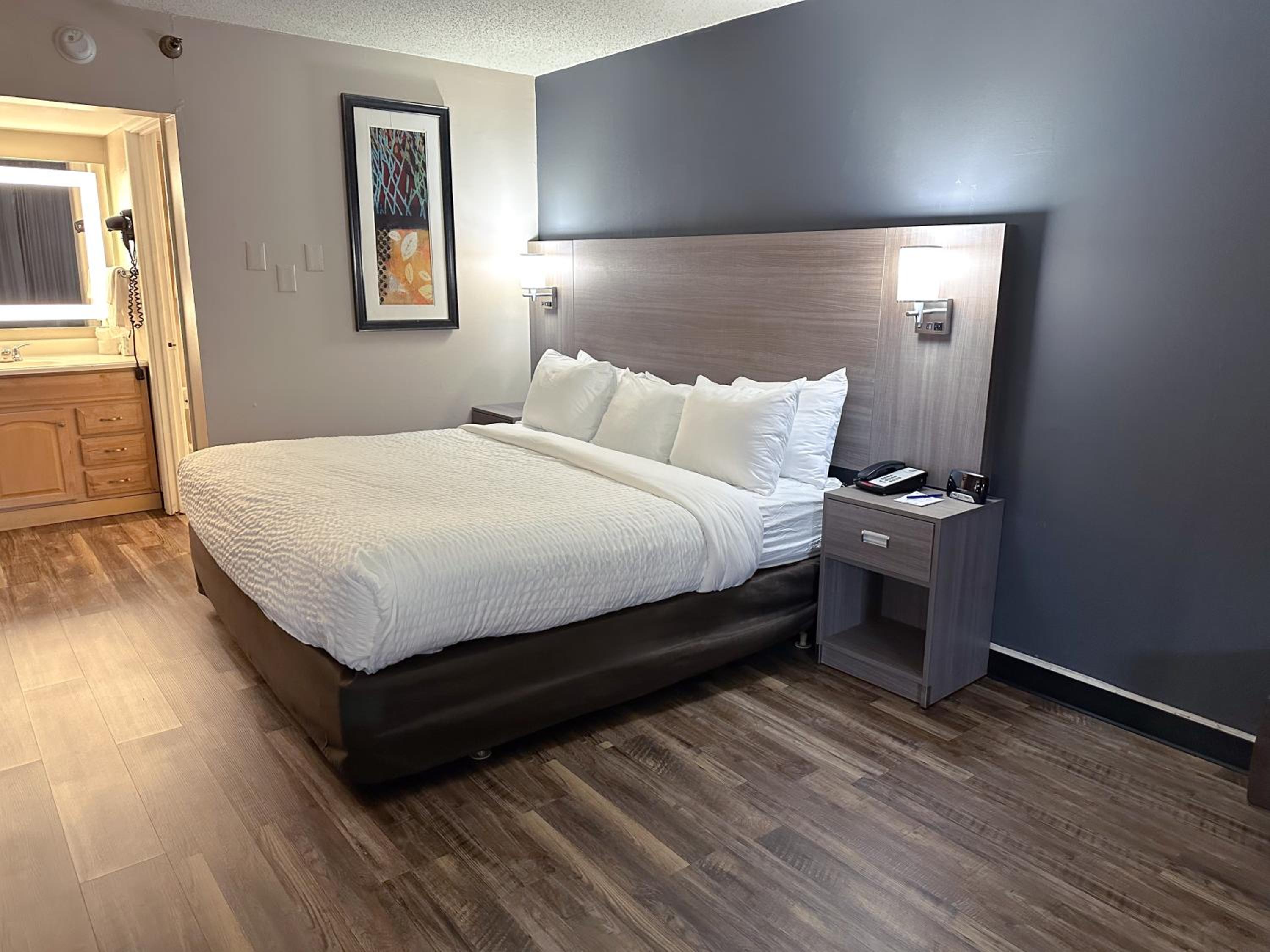 EFFICIENCY, SUITE, KING BED