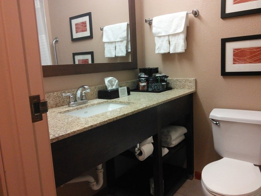 Quality Inn I-70 Near Kansas Speedway 42/45