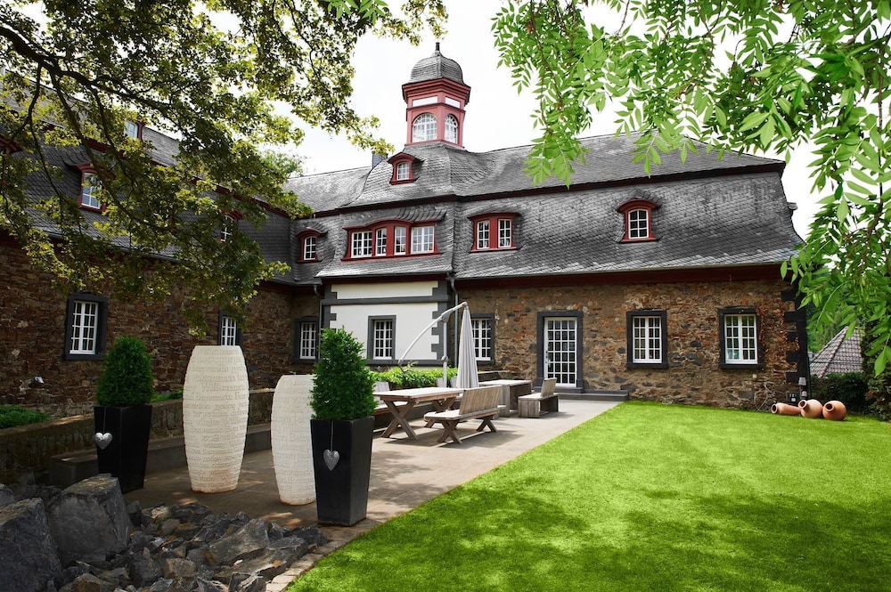 Schloss Hotel Burgbrohl 36/45