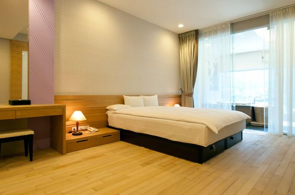Lakeside Resort Hotel 17/50