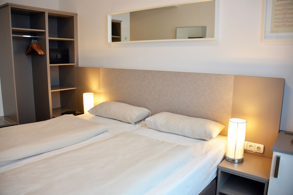 BUDGET, DOUBLE BED, NO ELEVATOR, ANNEX