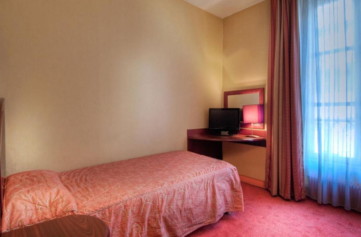 ROOM, SINGLE