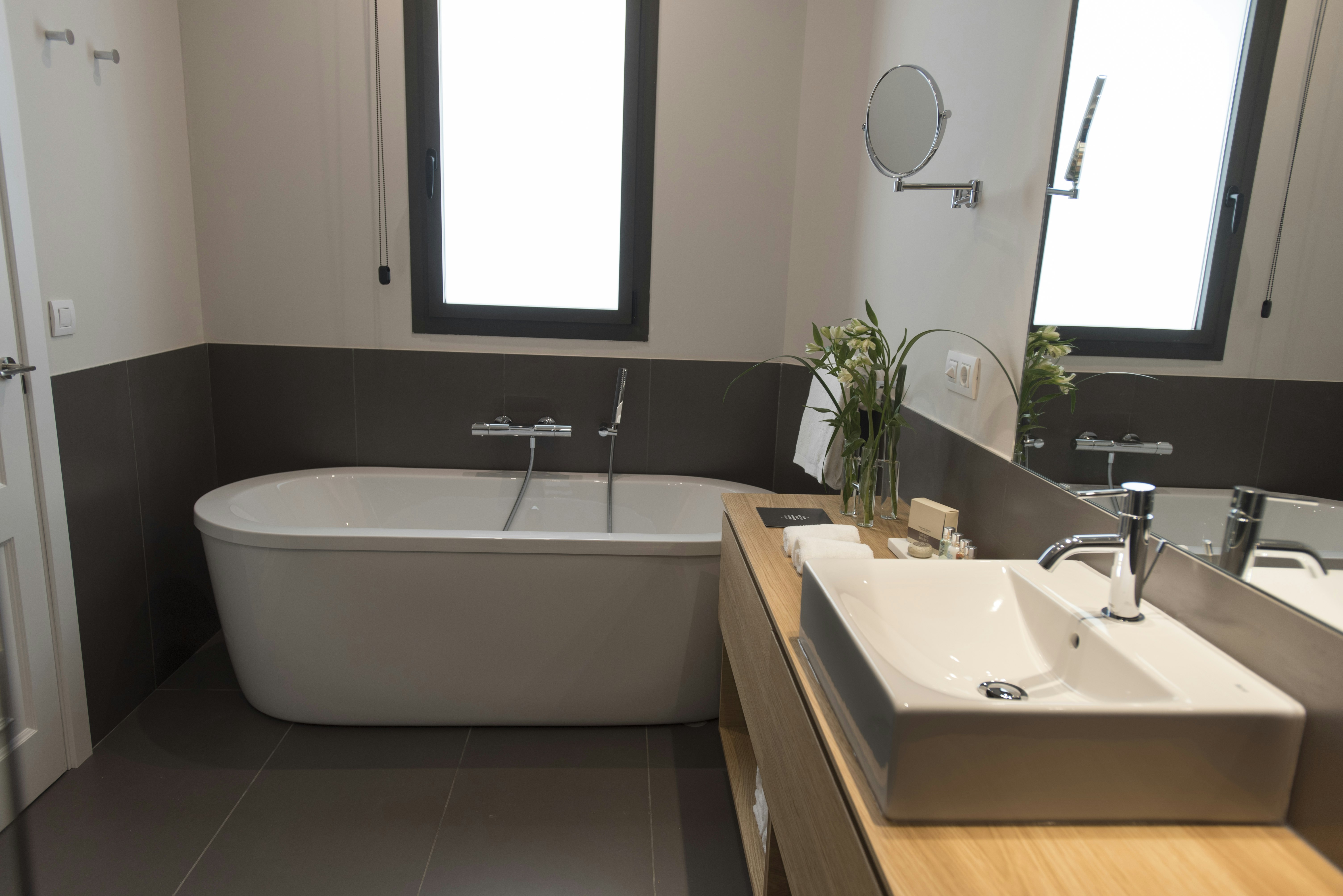 CASAGRAND LUXURY SUITES 70/76