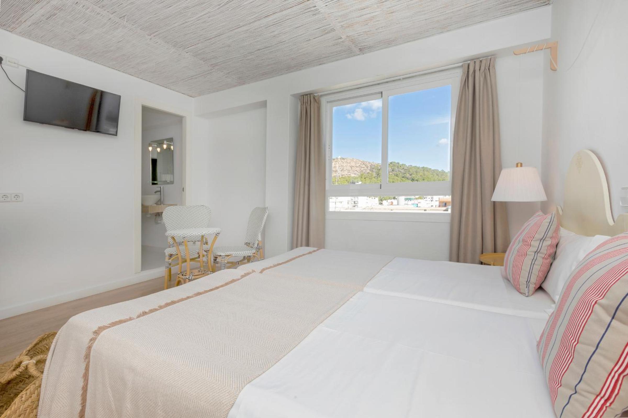 ROOM, TWIN BEDS