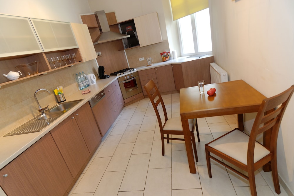 P&J Apartments 40/50