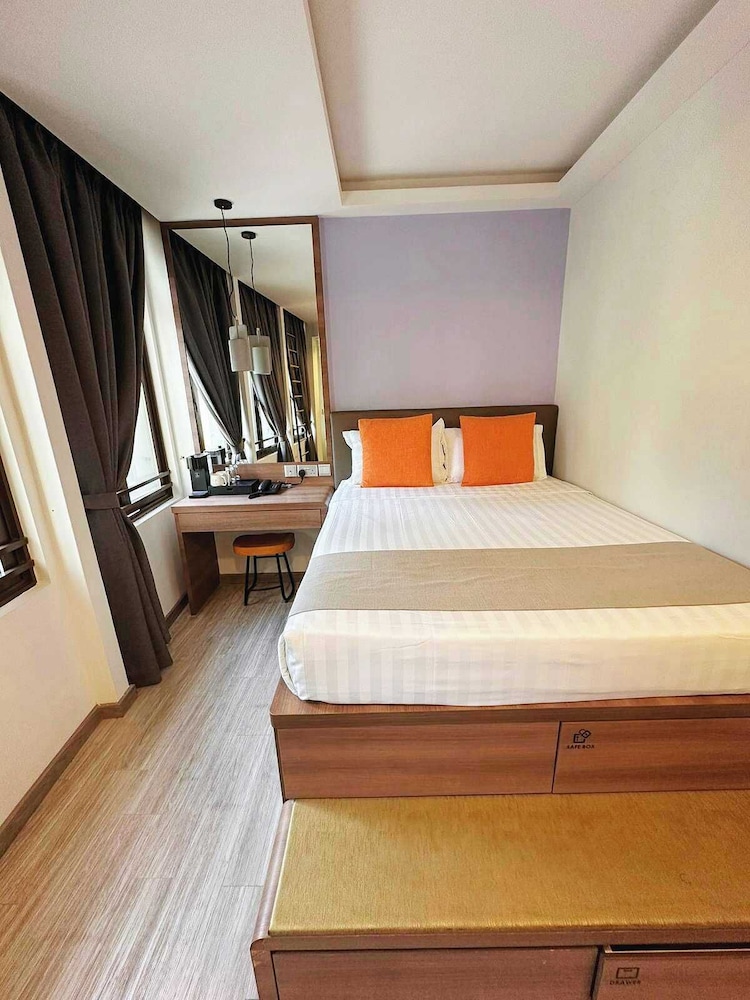CHAMPION HOTEL CITY 18/50
