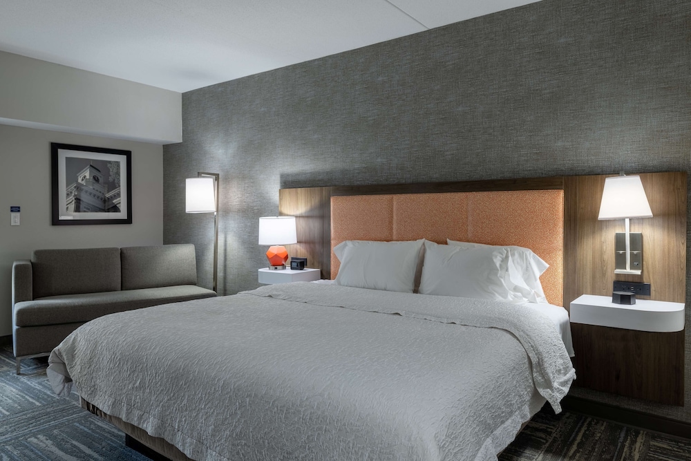 Hampton Inn Suites Knoxville Downtown 17/43