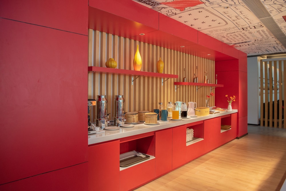 Ibis Luoyang Baolong Square Hotel 43/47