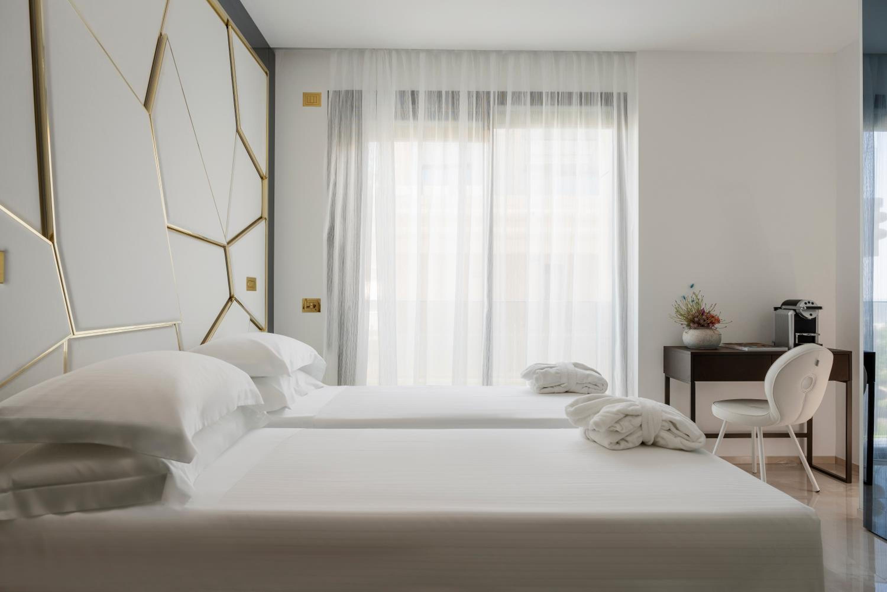 Classic, Double Bed, Lateral Side Sea View