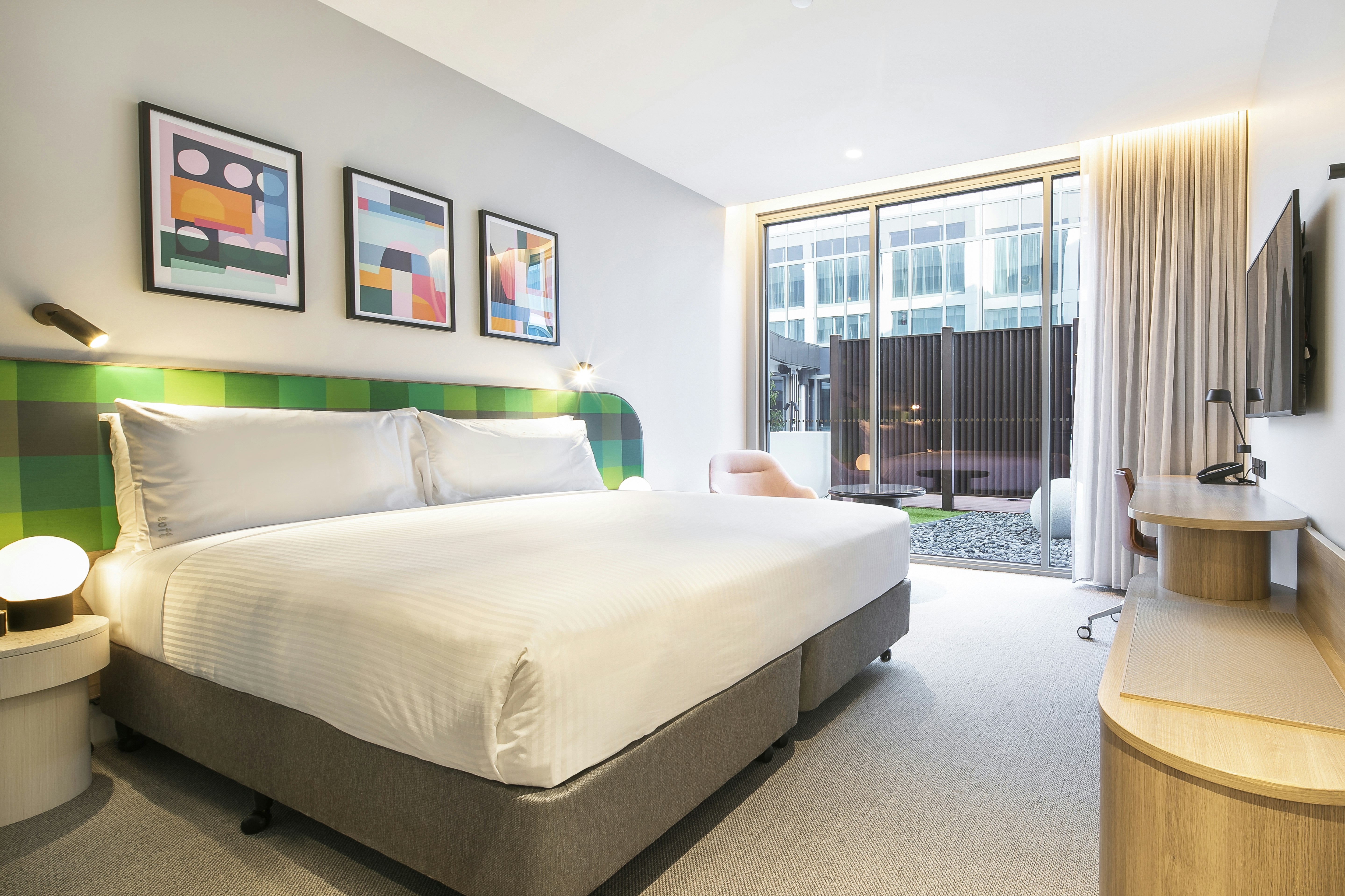 HOLIDAY INN WERRIBEE 22/75