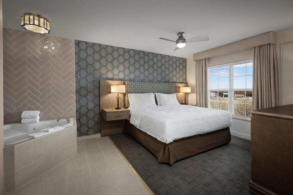 ROOM, KING BED, JETTED TUB, ACCESSIBLE