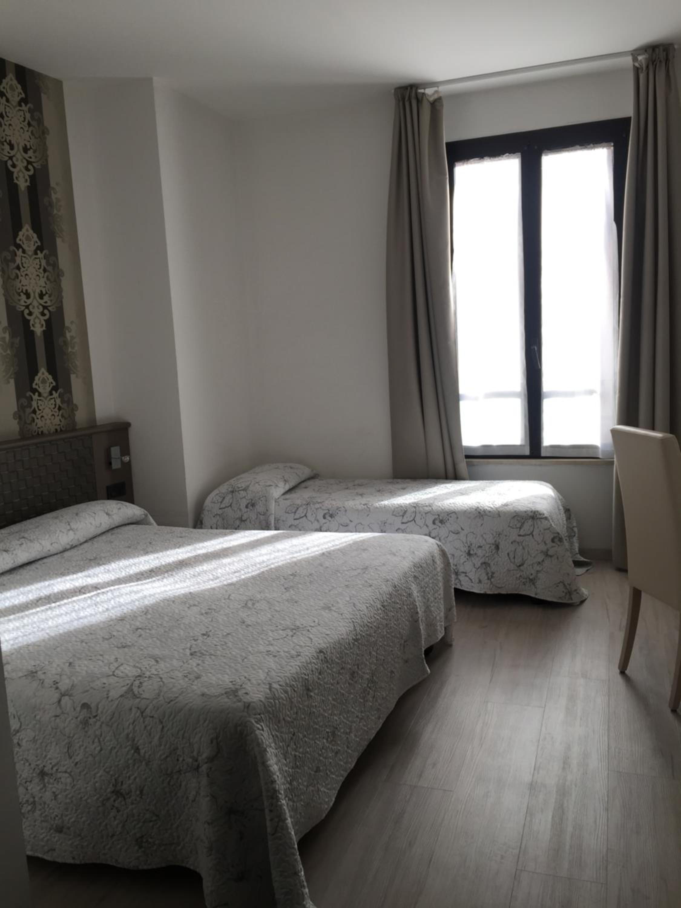 غرفة ثلاثية، Plaza 5/10